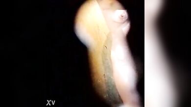 मेरी पड़ोसी लड़की को की होल से नंगी नहाते हुए देखा