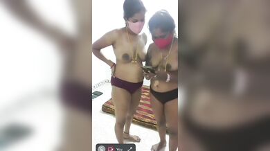 मास्क, ब्रा और चड्डी पहनी दो गजरे वाली मल्लू औरतों का लेस्बियन रोमांस