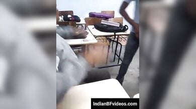 कोचिंग क्लास के अंदर अपने दो दोस्तों का लंड चुस्ती रंडी लड़की