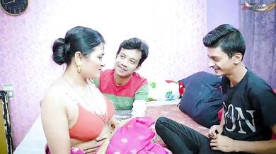 दो जवान सौतेले बेटे से एकसाथ चुदी रंडी माँ