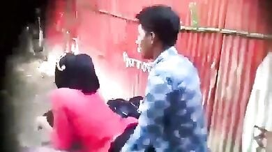 हिजाबी गर्लफ्रेंड की लेगिंग में छेद कर उसकी चूत चोदता बॉयफ्रेंड (हिडेन कैम)