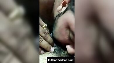 पत्नी की झाँटो वाली चुत को चाट किया चुत मे ऊँगली