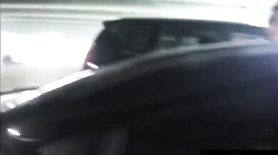 पार्किंग लॉट में अफ्रीकन मर्दों ने चोदी गोरी लौंडी