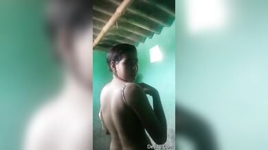 गरीब घर की क्यूट लड़की ने बॉयफ्रेंड के लिए बनाया न्यूड वीडियो