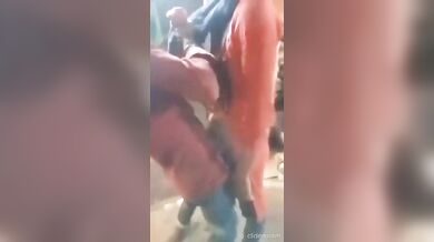 गरीब देहाती प्रेमी जोड़े ने झोपड़ी में किया किसिंग रोमांस