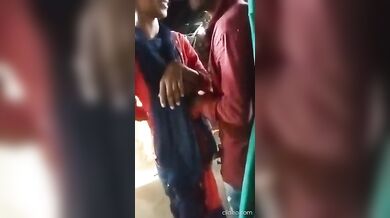 गरीब देहाती प्रेमी जोड़े ने झोपड़ी में किया किसिंग रोमांस