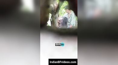 पार्क मे अपने बॉयफ्रेंड को ब्लोजॉब दे लड़की ने मुठ मारते हुए निकाली लंड से माल