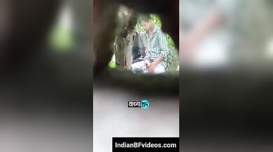 पार्क मे अपने बॉयफ्रेंड को ब्लोजॉब दे लड़की ने मुठ मारते हुए निकाली लंड से माल