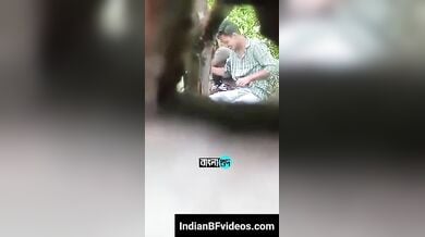 पार्क मे अपने बॉयफ्रेंड को ब्लोजॉब दे लड़की ने मुठ मारते हुए निकाली लंड से माल