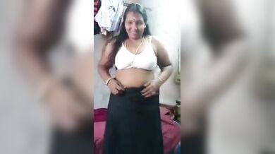 तमिल आंटी साड़ी, ब्लाउज, पेटीकोट उतारकर हुई नंगी