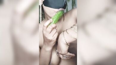 इंडियन वेबकैम आंटी ने चूत में खीरा लिया