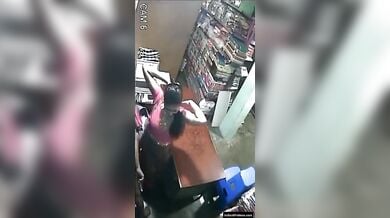 दुकानदार ने काउंटर टेबल पर की ग्राहक लड़की की चुदाई (सीसीटीवी फुटेज)