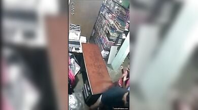 दुकानदार ने काउंटर टेबल पर की ग्राहक लड़की की चुदाई (सीसीटीवी फुटेज)