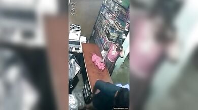 दुकानदार ने काउंटर टेबल पर की ग्राहक लड़की की चुदाई (सीसीटीवी फुटेज)