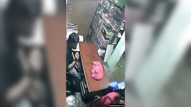 दुकानदार ने काउंटर टेबल पर की ग्राहक लड़की की चुदाई (सीसीटीवी फुटेज)