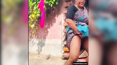 साड़ी उठाकर मर्दों की तरह खड़ी-खड़ी मूतती बेसरम औरत