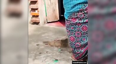 साड़ी उठाकर मर्दों की तरह खड़ी-खड़ी मूतती बेसरम औरत