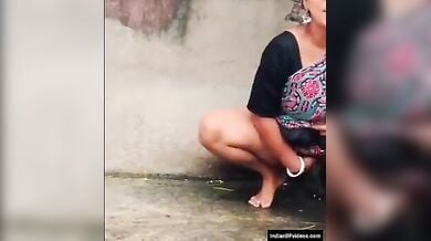 साड़ी उठाकर मर्दों की तरह खड़ी-खड़ी मूतती बेसरम औरत