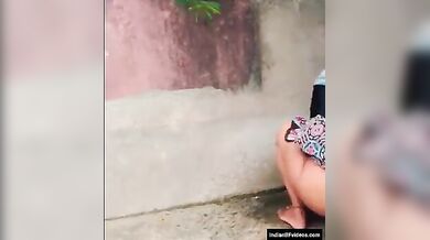 साड़ी उठाकर मर्दों की तरह खड़ी-खड़ी मूतती बेसरम औरत