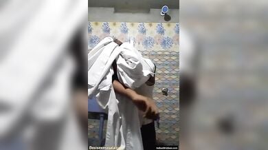 कॉलेज पढ़ने वाली जवान लड़की ने बनाई अपनी न्यूड वीडियो