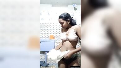 कॉलेज पढ़ने वाली जवान लड़की ने बनाई अपनी न्यूड वीडियो