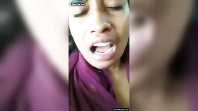 प्लास्टिक कुर्सी पर शबाना को बिठाकर उसकी चूत चोदी