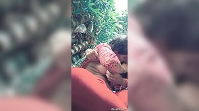 गार्डन में बॉयफ्रेंड ने दबाए गर्लफ्रेंड के बूब्स