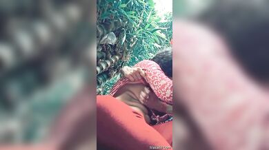 गार्डन में बॉयफ्रेंड ने दबाए गर्लफ्रेंड के बूब्स