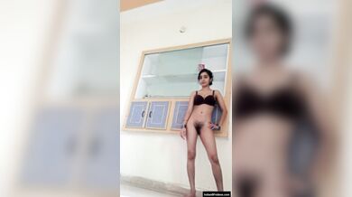 अपनी झाँटो वाली चुत और गांड को दिखाती स्लिम लड़की