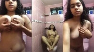 कमोड़ पर नंगी बैठकर लड़की ने किया हस्तमैथुन