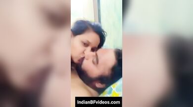 देसी कामुक कपल ने किया रोमांस हिंदी मे बात करते हुए