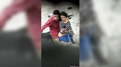 बाइक के आड़ में सीक्रेटली सेक्स करते लवर्स