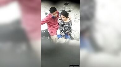 बाइक के आड़ में सीक्रेटली सेक्स करते लवर्स