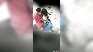 बाइक के आड़ में सीक्रेटली सेक्स करते लवर्स