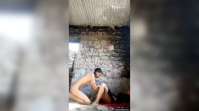 बंजर पड़े मकान में कॉलेज लवर्स ने किया चुदाई का कांड