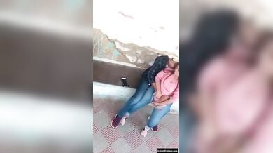 गर्लफ्रेंड की जींस में हाथ डालकर उसकी चूत सहलाता बॉयफ्रेंड