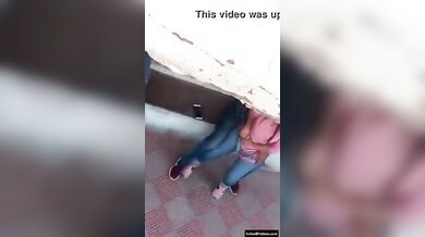 गर्लफ्रेंड की जींस में हाथ डालकर उसकी चूत सहलाता बॉयफ्रेंड