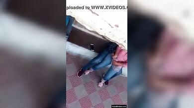 गर्लफ्रेंड की जींस में हाथ डालकर उसकी चूत सहलाता बॉयफ्रेंड