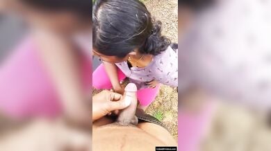 खेतोँ मे पड़ोसन के साथ मुख़मैथुन का मजा लेता गाँव का जवान लड़का