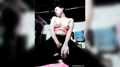 गाँव की कामुक लड़की ने चुत को खोल चुत मे डाली ऊँगली