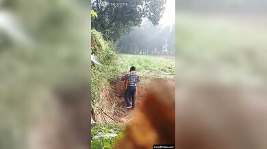 खेत मे बॉयफ्रेंड संघ रोमन्स करती लड़की का छुपके से बनाया वीडियो