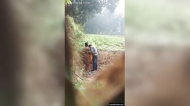 खेत मे बॉयफ्रेंड संघ रोमन्स करती लड़की का छुपके से बनाया वीडियो