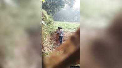 खेत मे बॉयफ्रेंड संघ रोमन्स करती लड़की का छुपके से बनाया वीडियो