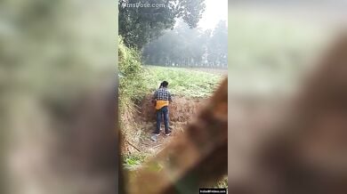 खेत मे बॉयफ्रेंड संघ रोमन्स करती लड़की का छुपके से बनाया वीडियो