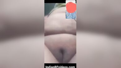 नेपाली भाभी वीडियोकॉल मे अपने बडे स्तन और चिकनी चुत दिखा रही है