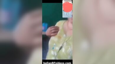 नेपाली भाभी वीडियोकॉल मे अपने बडे स्तन और चिकनी चुत दिखा रही है