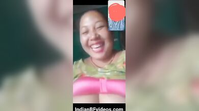 नेपाली भाभी वीडियोकॉल मे अपने बडे स्तन और चिकनी चुत दिखा रही है