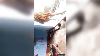 दिनदहाड़े खुले घर में चुदाई करती देहाती औरत