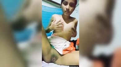 कुंवारी लड़की ने दिखाई अपनी वर्जिन चूत