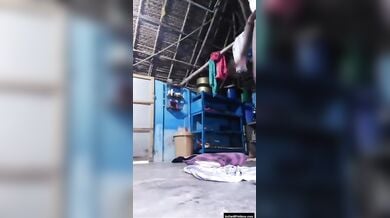 झड़ता लंड तपाक से चूत में डालकर चुदाई करती औरत